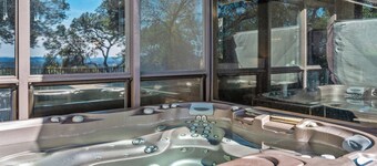 Haven: 5 King Bedrooms, Heated Pool and Hot Tub