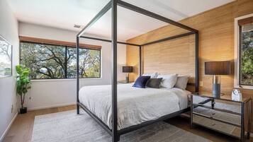 5 bedrooms, desk, iron/ironing board, travel crib