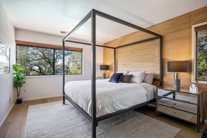 5 bedrooms, desk, iron/ironing board, travel crib