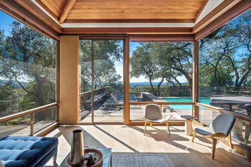 Haven: 5 King Bedrooms, Heated Pool and Hot Tub