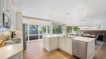 Een koelkast, een magnetron, een oven, een kookplaat