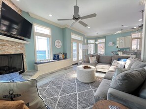 Smart TV, fireplace, stereo - The Jozarks Family Lake Getaway with Breathtaking Views (Rocky Mount)