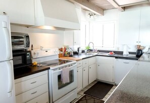 Réfrigérateur, micro-ondes, plaque de cuisson, lave-vaisselle