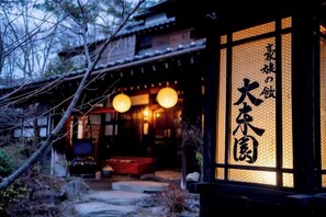 Exterior detail - Gozoku no Yakata Daitoen (Chino)