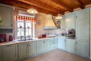 Réfrigérateur, un four, surface de cuisson, lave-vaisselle