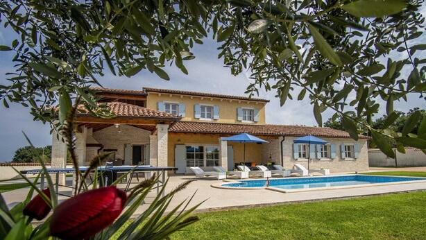 A two-story house with a swimming pool, outdoor seating, and a tennis court. - Holiday Home Tranquil with Pool (Krnica)