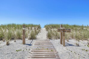 På stranden