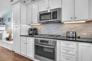 Lavavajillas, cafetera y tetera y utensilios de cocina 