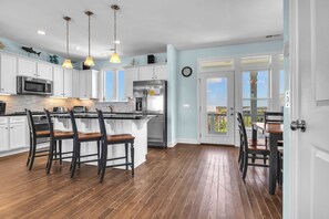 Lavavajillas, cafetera y tetera y utensilios de cocina 