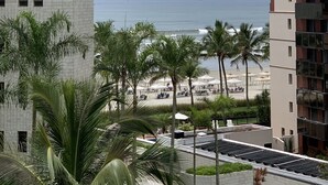 Un edificio alto con vistas a la playa y al océano.