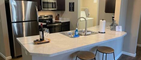 Réfrigérateur, micro-ondes, four, plaque de cuisson