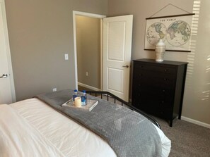 2 habitaciones, escritorio, tabla de planchar con plancha y wifi gratis