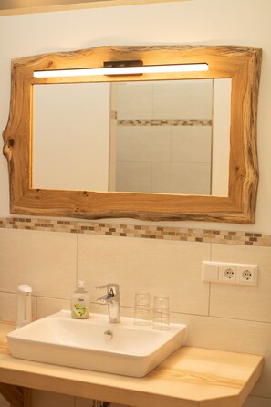 Shower, hair dryer, towels, soap - Neubau - Freundliche Fewo Bergblick (Hoeslwang)