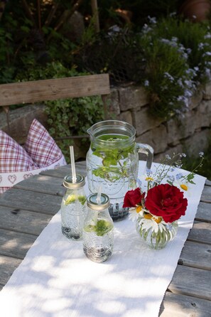 Outdoor dining - Neubau - Freundliche Fewo Bergblick (Hoeslwang)
