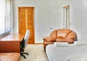 5 habitaciones, tabla de planchar con plancha, wifi y ropa de cama 