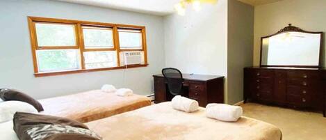 5 bedrooms, iron/ironing board, WiFi, bed sheets