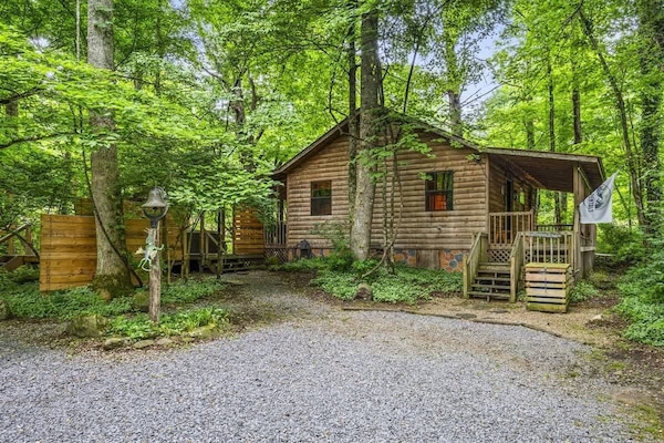 Welcome to the Cozy Creekside Cabin.