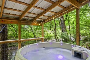 Outdoor spa tub - Creekside Getaway • Hot Tub • Smoky Mtns (Cosby)