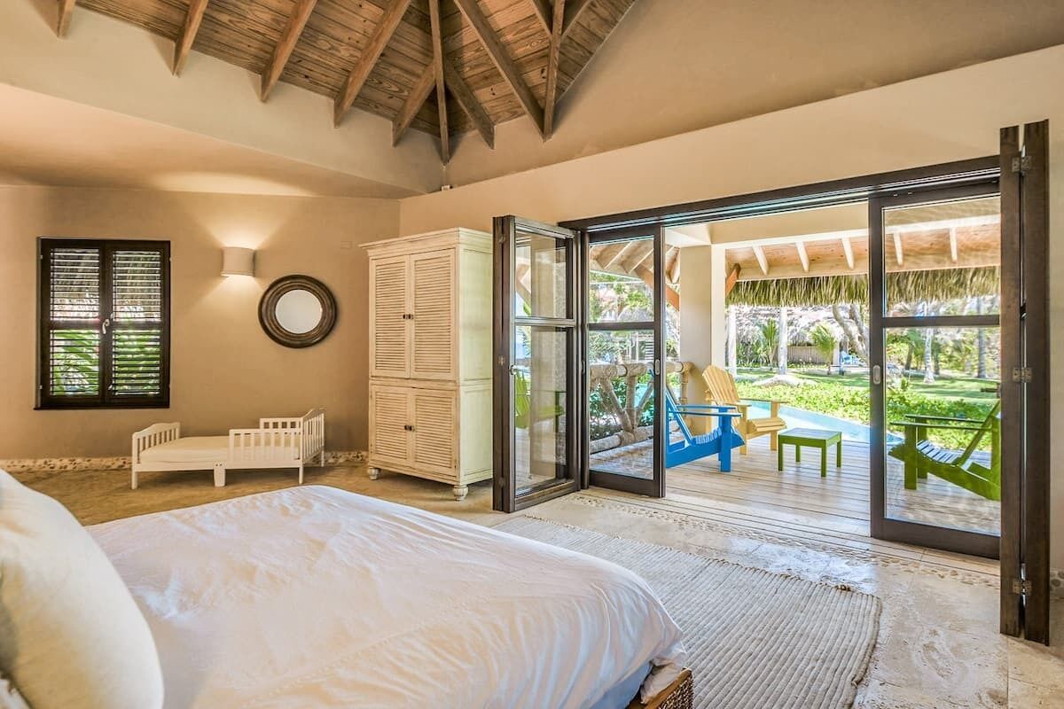 5 多间卧室、客房内保险箱、办公桌、熨斗/熨衣板