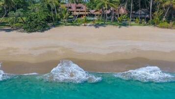 En la playa, camastros y toallas de playa