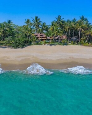 在海滩、沙滩椅、沙滩毛巾