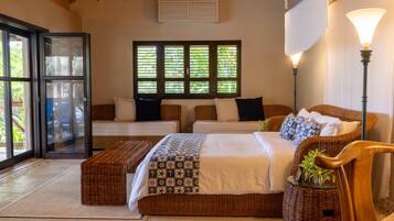 5 chambres, coffres-forts dans les chambres, bureau