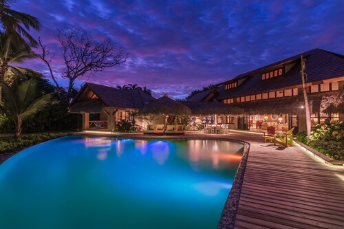 Villa Wind Song - Luxurious Ocean Front Family Villa with private pool