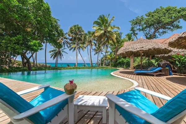 Een buitenzwembad en een verwarmd zwembad