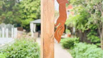 Un poste de madera con una escultura metálica de una figura escalando.