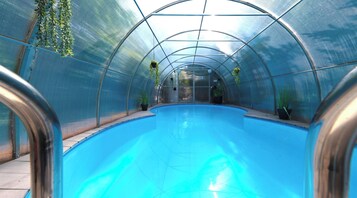 季节性开放的室外游泳池，池畔遮阳伞，日光浴躺椅