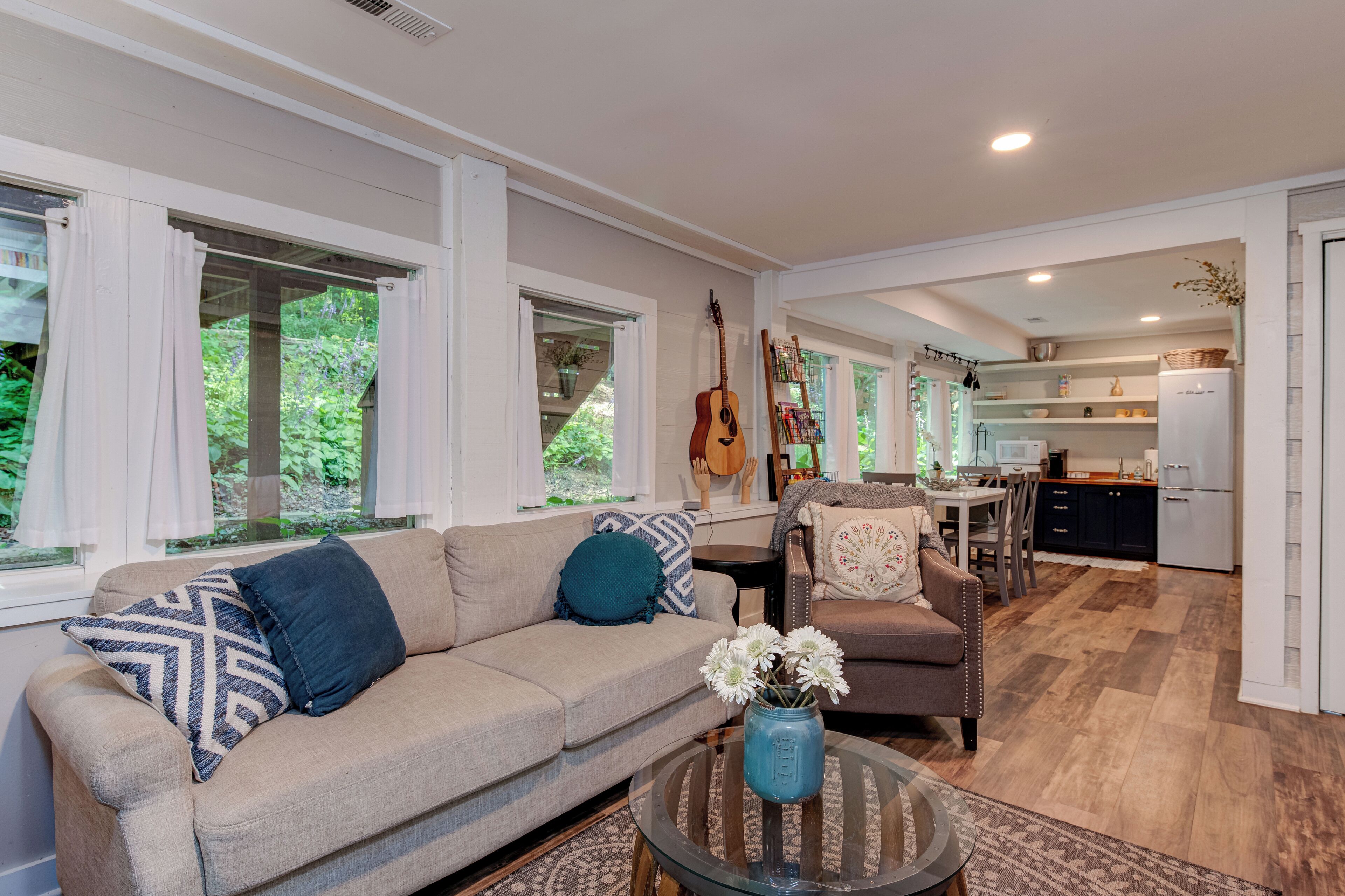 Fernseher, Tischtennisplatte, Bücher, Videothek