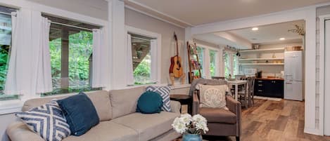 Télévision, table de tennis de table, livres, vidéothèque