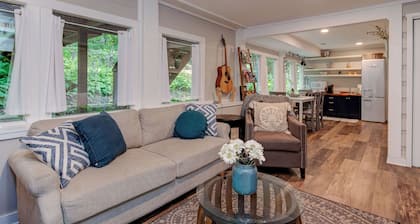 Hoopers Creek Cottage | Creekside Retreat Near Asheville + Hendersonville