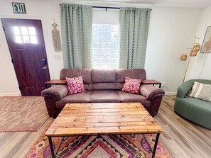 Smart TV, books - Bright, King Beds, Patio, Laundry, Walk to Downtown! (Spearfish)