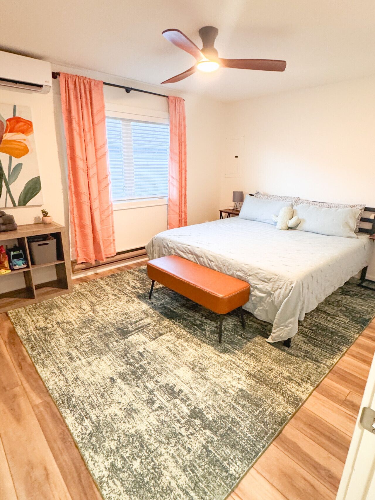 2 habitaciones, escritorio y tabla de planchar con plancha 