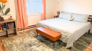 2 habitaciones, escritorio y tabla de planchar con plancha