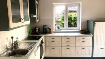 Kühlschrank, Ofen, Herdplatte, Geschirrspüler