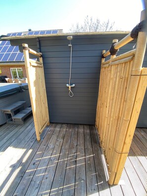 Property grounds - House-Exclusive-Private Bathroom (Garding)