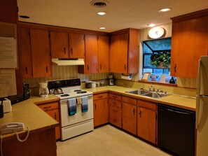 Fridge, microwave, stovetop, dishwasher