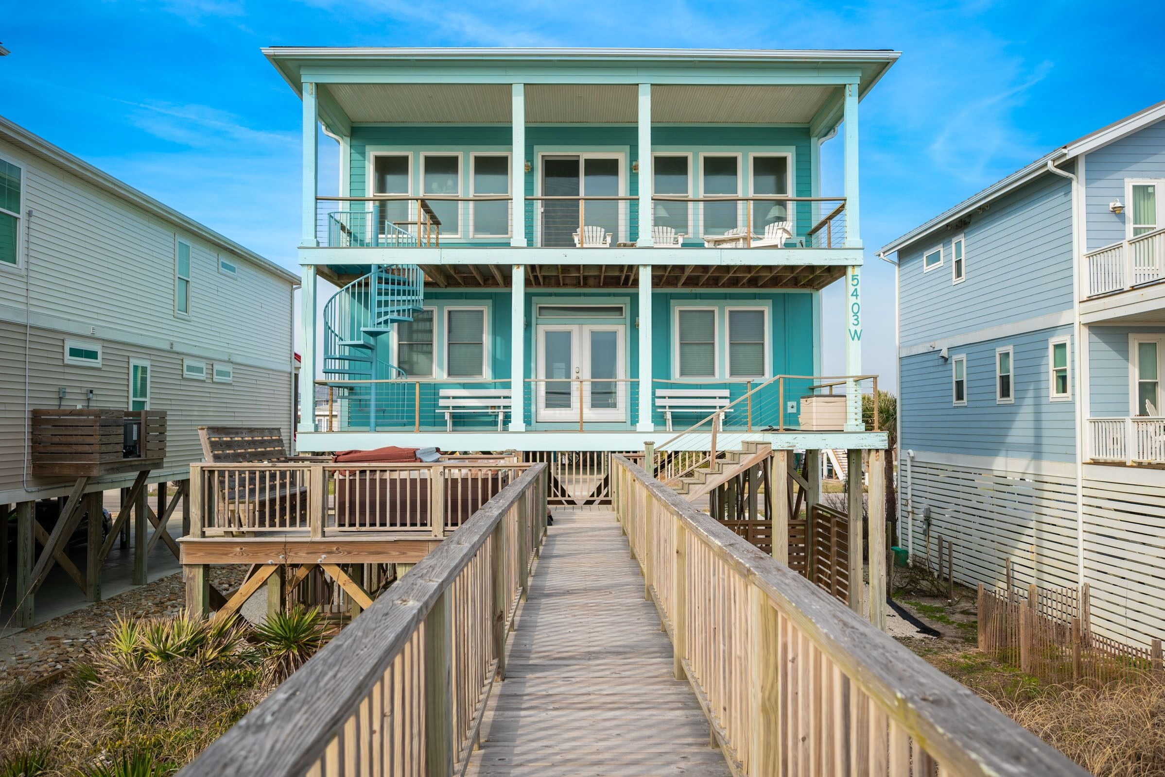 Wave Watcher: Newly renovated 5 Bedroom Oceanfront Home with Stunning Views!