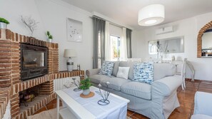TV, fireplace, DVD player - Villa Arancha Nerja by Ruralidays (Málaga)