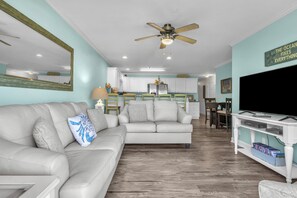 TV, lettore DVD, libri, videoteca