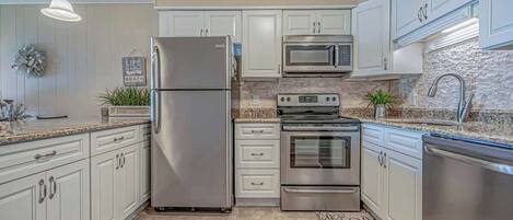 Frigorífico, microondas, horno y placa de cocina