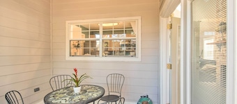 Pet-Friendly A-Frame Retreat Near Dtwn + Beaches!