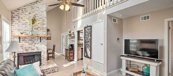 Pet-Friendly A-Frame Retreat Near Dtwn + Beaches!