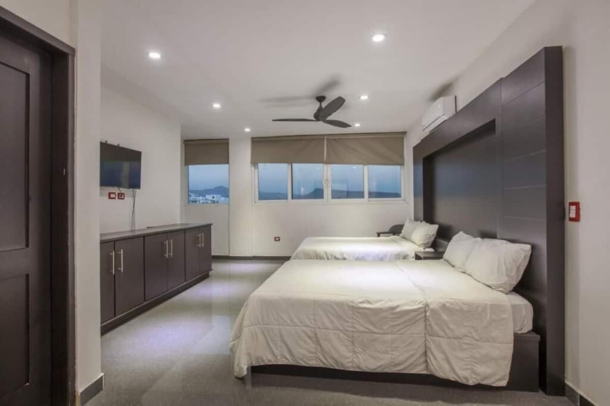 Suite estudio de lujo, 2 habitaciones, para no fumadores | 1 habitación, edredón, decoración personalizada y muebles diferentes