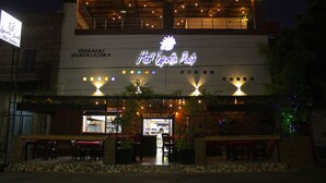 A hotel with a sign reading "Hotel Expatriado". - Hotel Mágico del Mar (La Paz)