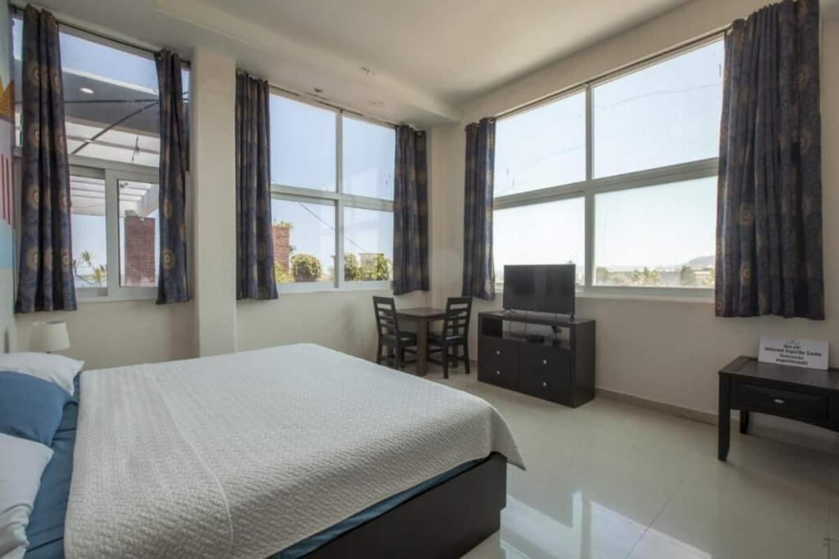 Suite estudio panorámica | 1 habitación, edredón, decoración personalizada y muebles diferentes