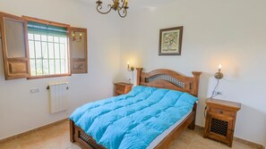 5 slaapkamers, een strijkplank/strijkijzer, wifi