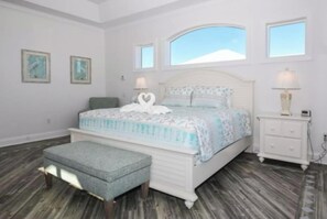 5 habitaciones, escritorio y tabla de planchar con plancha 